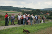 Teilnehmer in Sillium mit Blick auf die Trasse