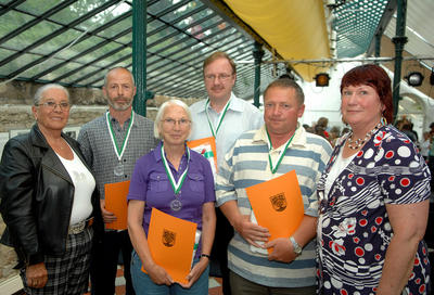 Ursula Pfahl (links) und Ingrid Weber rechts) zeichneten die ehrenamtlich t&auml;tigen Vereinsmitglieder 