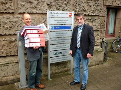 Klaus Huchthausen und Wolfgang Pletz vor der Regierungsvertretung in Braunschweig