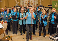 Bild vergrößern: Der gemischte Chor »Gospel Unity« aus Königsdahlum beeindruckte mit seiner musikalischen Leiterin Ul