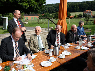 Beim Zwischenstopp am Derneburger Glashaus traf Ralf Meister Holles B&uuml;rgermeister Klaus Huchthausen und trug sich ins Goldene Buch der Gemeinde ein