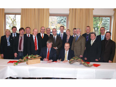 Im Beisein der Vertreter aus den acht Kommunen sowie des Energiedienstleister E.ON Avacon unterzeichneten B&uuml;rgermeister Andreas L&uuml;cke und Netzvorstand Matthias Herzog (sitzend von links) als erste die acht Konzessionsvertr&auml;ge. Foto (c) Hans-Theo Wiechens