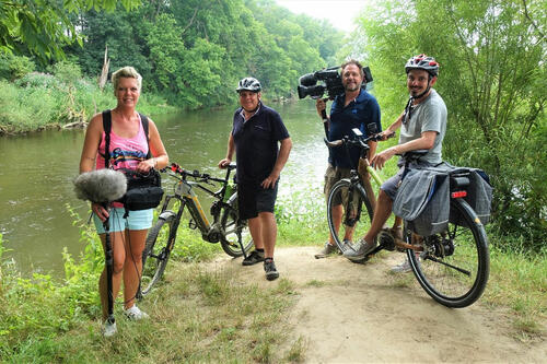 Am Ziel der Radtour, der M&uuml;ndung der Innerste in die Leine, angekommen v.l. Friederike Castenow, Thomas Kempernolte, J&ouml;rg Teiwes und Peter Jagla