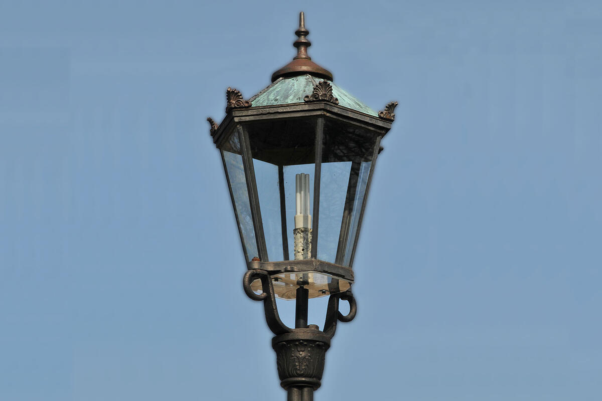 Bild vergrößern: Historische Lampe vor Schloss Derneburg