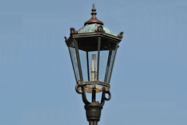 Historische Lampe vor Schloss Derneburg