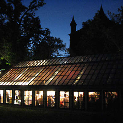 Bild vergrößern: Das Glashaus bei Nacht