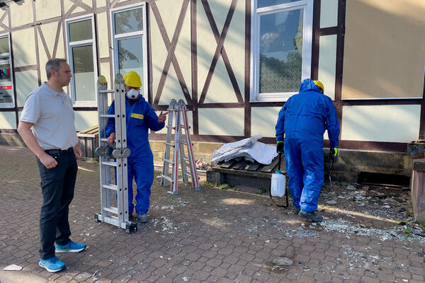 Falk-Olaf Hoppe begutachtet die Aufr&auml;umarbeiten am Bahnhof Derneburg