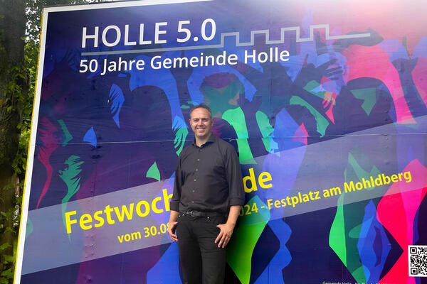 Falk-Olaf Hoppe vor dem Werbeplakat Holle 5.0