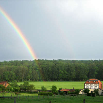 Bild vergrößern: Kutschaus mit Regenbogen