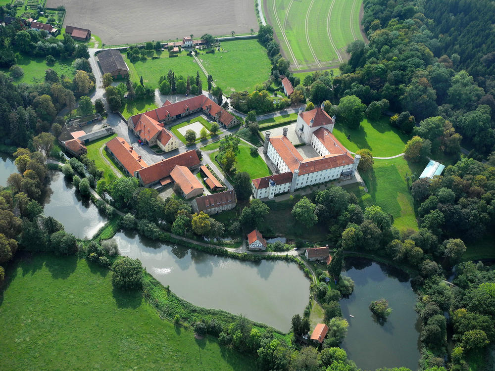 Bild vergrößern: Schloss-Derneburg-Luftbild