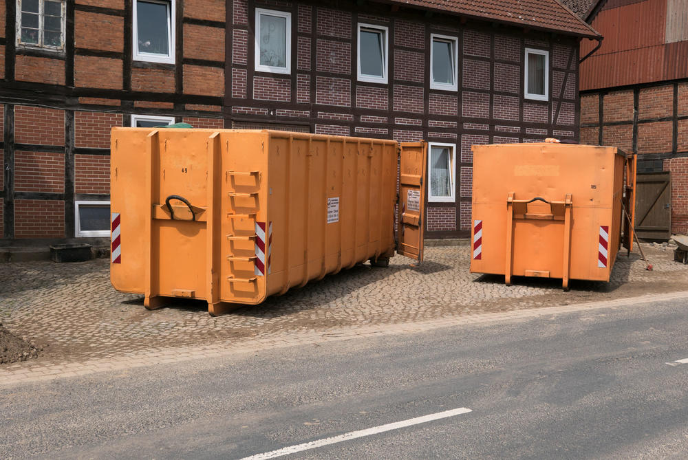 Bild vergrößern: Hochwasser-Abfall-Container