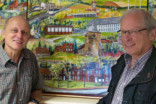 Volker Witteczek mit Bürgermeister Klaus Huchthausen vor dem Bild "Gemeinde Holle"