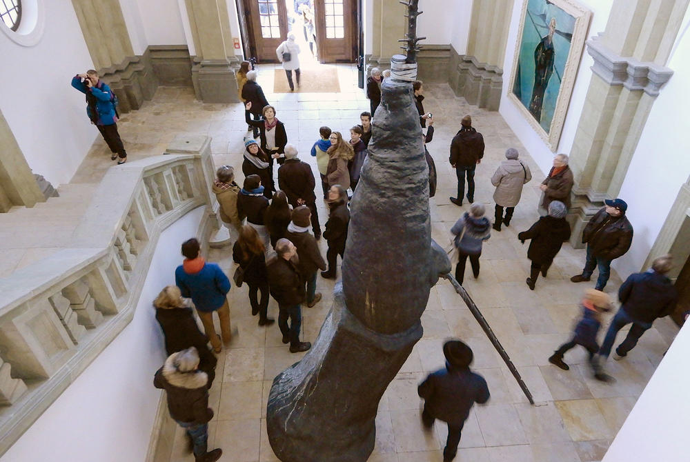 Bild vergrößern: Führung der Derneburger durch den Eingangshalle des Schlosses Derneburg, mit einer Skulptur von Julian Schnabel und einem von ihm gemalten Portrait des Hausherrn Andrew Hall