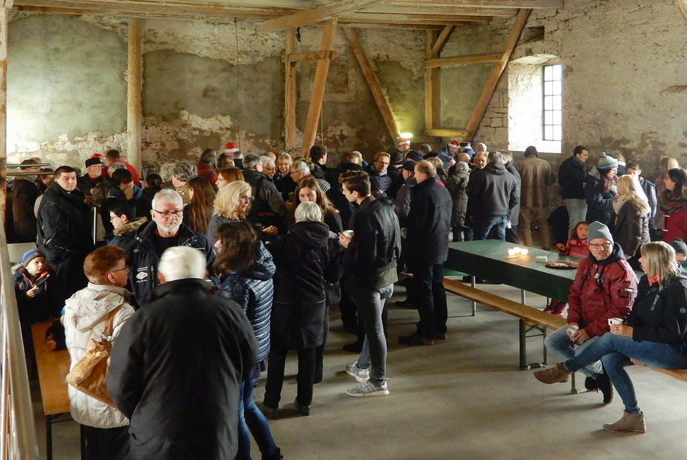 Bild vergrößern: Begrüßung der Derneburger Bürger im ehemaligen Schafstall des Schlosses Derneburg bei Punsch und Würstchen
