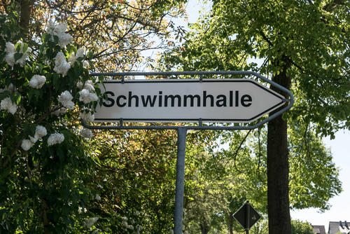 Schwimmhalle-Schild